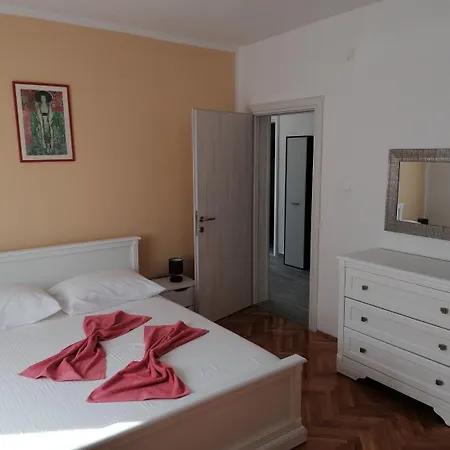 Lilac- 100m From Apartment Trogir