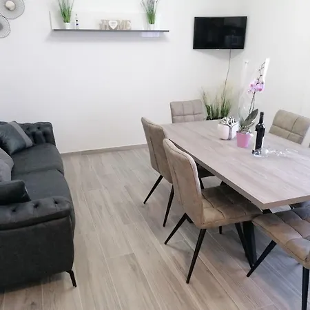 Apartment Lilac- 100m From Trogir